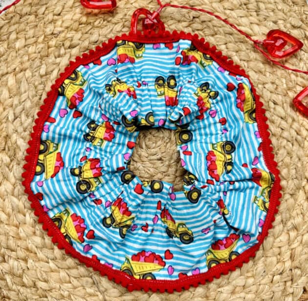 Truck Full of Hearts Ruffle Collar